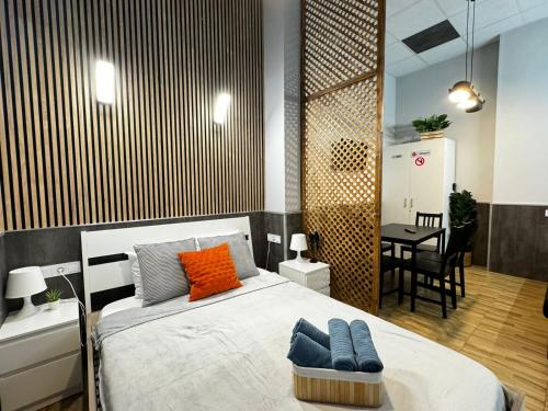 Dormitorio con cama con almohada naranja en Lliri 32, en Valencia