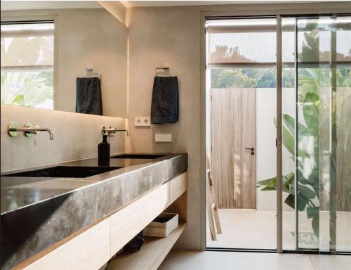 baño con lavabo y ventana grande en Villa Alexia - San Jose en Sant Francesc de s'Estany