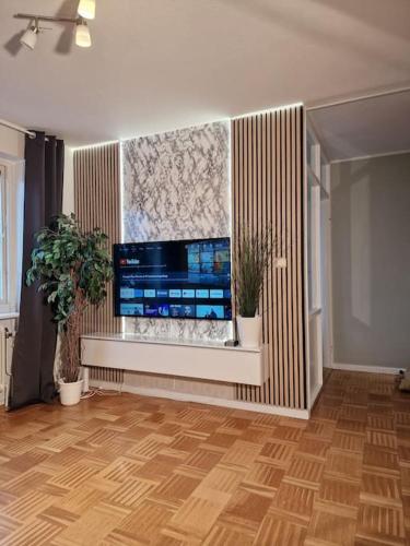 uma sala de estar com uma grande televisão de ecrã plano na parede em Premium Avkoppling Tre Rum av Perfektion em Gotemburgo