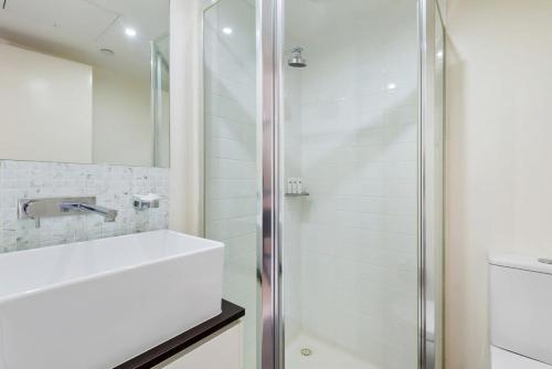 Bilik mandi di Modern City Convenience with Great Amenities