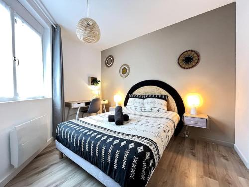ein Schlafzimmer mit einem großen Bett und einem Fenster in der Unterkunft le st roch* nouveau T2 *proche centre-ville* in Amiens