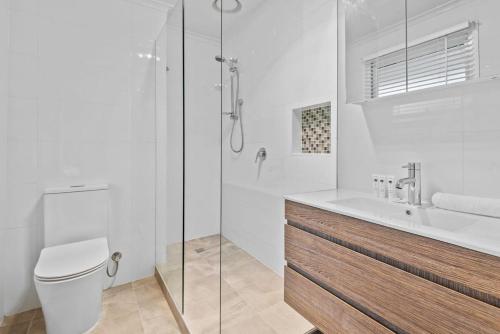 W łazience znajduje się prysznic, toaleta i umywalka. w obiekcie Snug 1-Bed Unit near Essendon Football Grounds w Melbourne