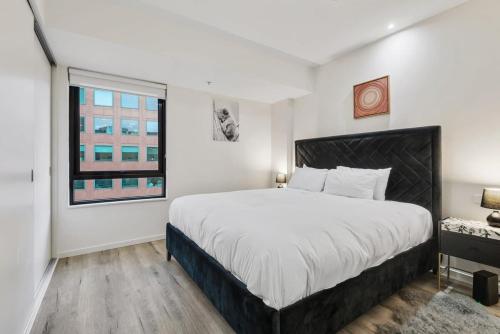 Central Southbank 1-Bed Apartment tesisinde bir odada yatak veya yataklar