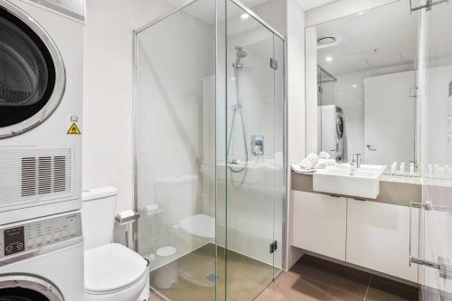 y baño con aseo, lavabo y ducha. en Southbank Central 2-Bed - Pool, Gym & City Views, en Melbourne