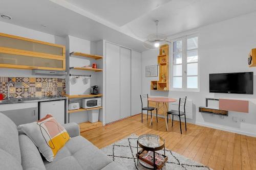 un salon avec un canapé et une table dans l'établissement Joli studio rénové avec terrasse, à Toulouse