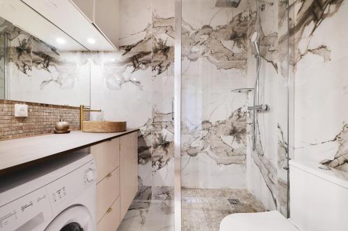 une salle de bain avec toilettes et douche dans l'établissement le bon plan, à Paris