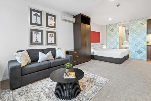 sala de estar con sofá y cama en Charming 1-Bed Central Studio Apartment en Melbourne