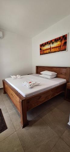 Bett in einem Zimmer mit einer weißen Matratze in der Unterkunft Relax Villas Kiwengwa in Kiwengwa