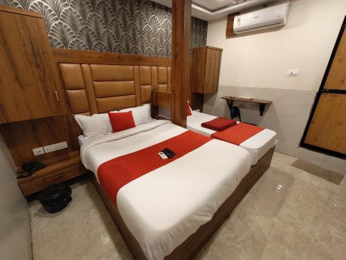 Katil atau katil-katil dalam bilik di Hotel Dream Palace Residency - Near to US Embassy Bkc Mumbai