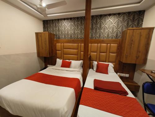 Katil atau katil-katil dalam bilik di Hotel Dream Palace Residency - Near to US Embassy Bkc Mumbai