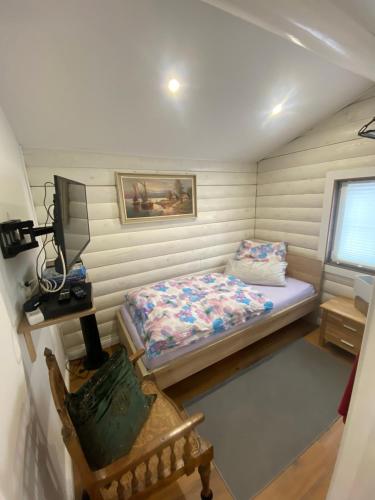 een kleine kamer met een bed en een raam bij Ferienhaus“Wieden am See“ in Sievern