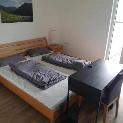 - 2 lits dans une chambre avec une table dans l'établissement Penthouse in den Bergen, à Imst