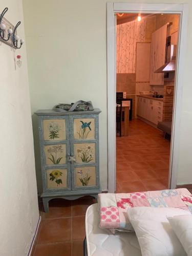 AllozaにあるTorre Julia Allozaの青いドレッサーとキッチンが備わる客室です。