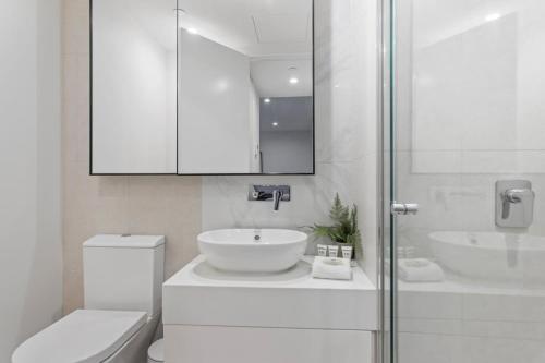 Phòng tắm tại Chic 1-Bed with Pool & Amenities in St Kilda Road