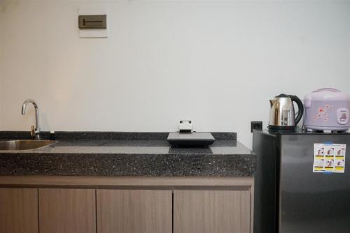 Η κουζίνα ή μικρή κουζίνα στο Simply Look Studio Apartment Carstensz Residence By Travelio