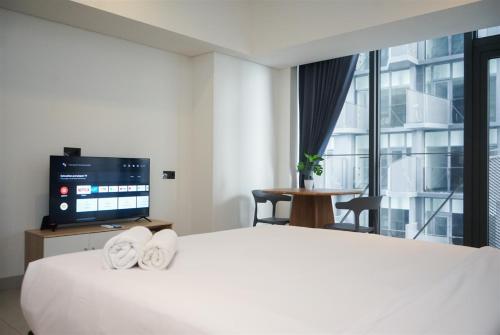Postel nebo postele na pokoji v ubytování Simply Look Studio Apartment Carstensz Residence By Travelio