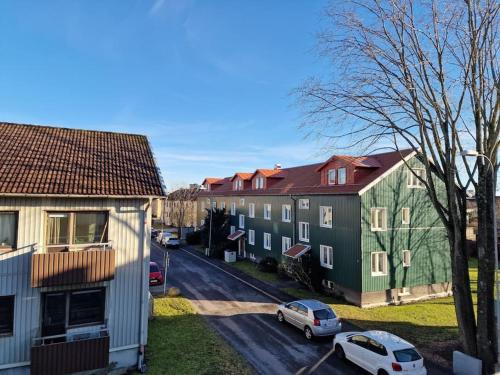 szereg domów w dzielnicy mieszkalnej w obiekcie Lugn och skön lägenhet centralt. w Göteborgu