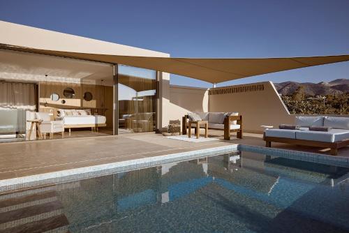 uma casa com uma piscina e um quarto em St. Nicolas Bay Resort Hotel & Villas em Agios Nikolaos