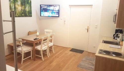 eine Küche mit einem Tisch und Stühlen im Zimmer in der Unterkunft Sobieski City Apartments in Wien