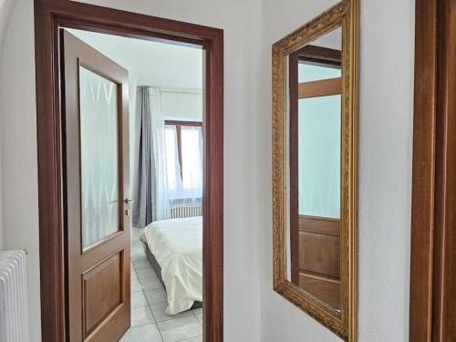a mirror on a wall next to a bedroom at Zoe Recidencias 3 in Boves