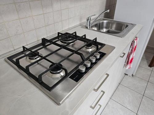 a stove top in a kitchen next to a sink at Zoe Recidencias 3 in Boves