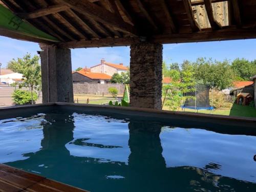 una piscina con vistas a una casa en Le Vent d'Ouest - Gîte de charme La Marette, en Pornic