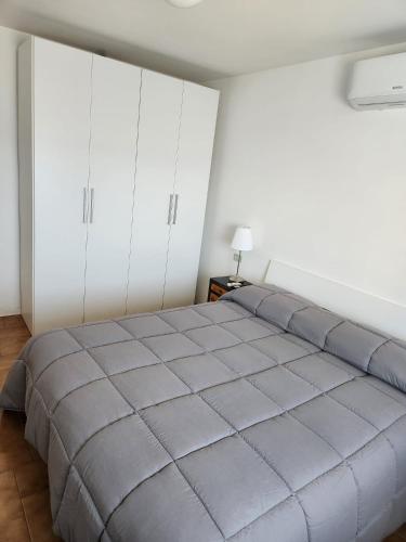 Dama - Attic with fireplace and air conditioningにあるベッド