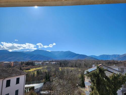 un apartamento con vistas a las montañas. en Dama - Attic with fireplace and air conditioning, en Sulmona