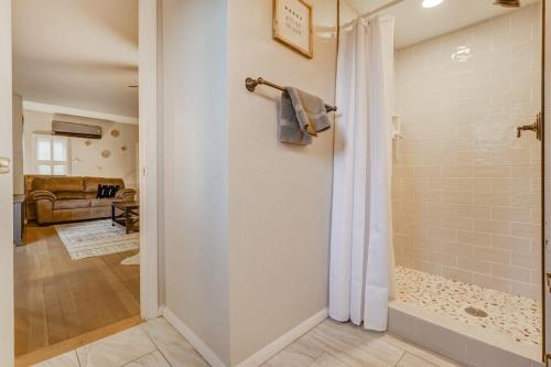 La salle de bains est pourvue d'une douche à l'italienne à côté d'une porte en verre. dans l'établissement Hiker's Hideaway - Nature Escape BBQ Pit Trails, à Colorado Springs