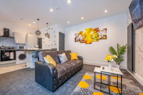 a living room with a couch and a kitchen at *RA10W* For your most relaxed & Cosy stay + Free Parking + Free Fast WiFi * in Belle Isle