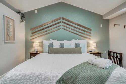 a bedroom with a large white bed and two lamps at Institute Charm - Near Hotspots King Sleek Studio in Colorado Springs