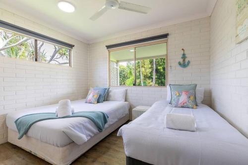 Tempat tidur dalam kamar di Bella Rose Beach House - 3 BR - 5min to Beach