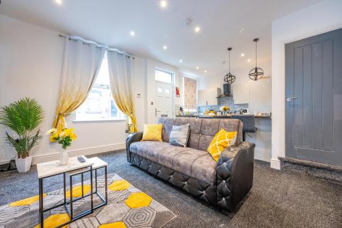 a living room with a couch and a kitchen at *RA10W* For your most relaxed & Cosy stay + Free Parking + Free Fast WiFi * in Belle Isle