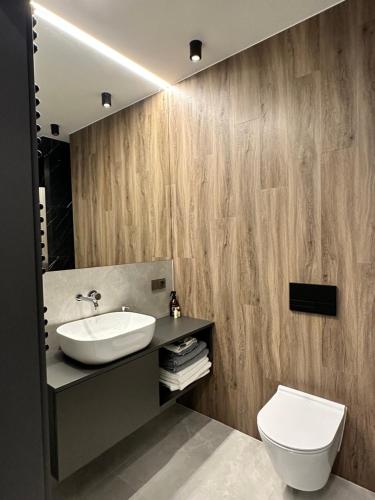 un bagno con lavandino e WC di Warszawska - apartament na wynajem! a Gorzów Wielkopolski