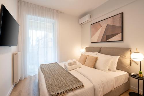 アテネにあるChic and Lavish Apartment in Athensのベッドルーム(大きな窓、白いベッド付)