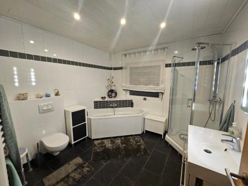 łazienka z wanną, toaletą i umywalką w obiekcie Lenny's Ferienwohnung w mieście Kassel