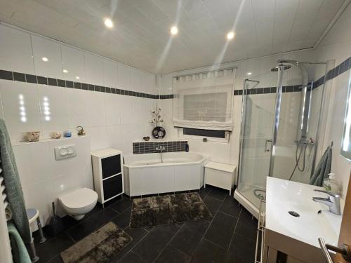 Bilik mandi di Lenny's Ferienwohnung