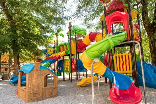 Zona de juegos infantil en Camping Zoo