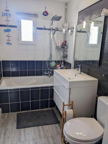 une salle de bain avec toilettes, lavabo et baignoire dans l'établissement Maison familiale spacieuse proche Aix/Marseille, à Vitrolles