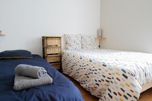 - une chambre avec 2 lits et un oreiller dans l'établissement Appartement rez de chaussée au cœur de la Chaume 4 personnes Les Sables, à Les Sables-dʼOlonne