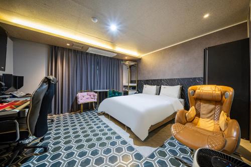 una camera d'albergo con letto e scrivania di Z Hotel a Pansong