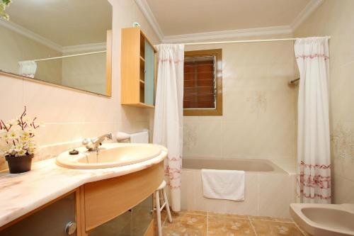 Villa Font Campo - Mar , Lovely villa with heated pool
