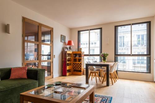 un salon avec un canapé et une table dans l'établissement Veeve - Footsteps From Trocadéro, à Paris