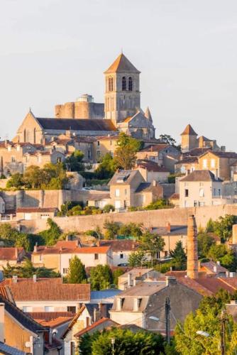 uma cidade com uma igreja no topo de uma colina em Triplex Vieux bourg em Chauvigny