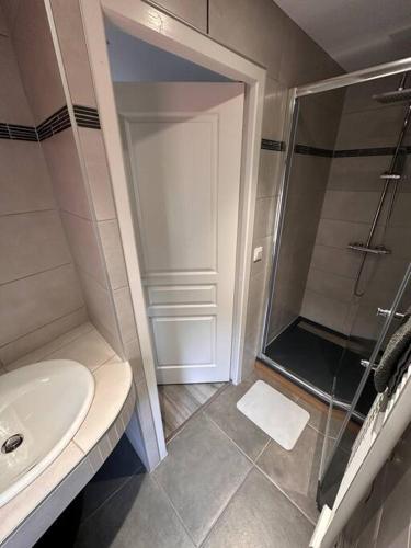 uma casa de banho com um chuveiro, um WC e um lavatório. em Triplex Vieux bourg em Chauvigny