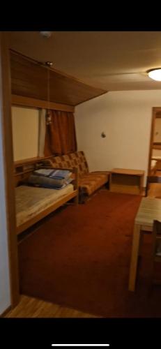 Zimmer mit 2 Etagenbetten und einem Tisch in der Unterkunft Big Apartments in Kopaonik