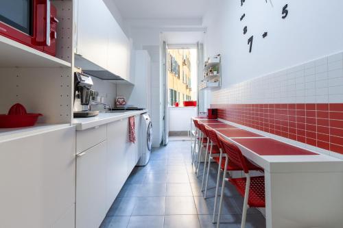 cocina con azulejos rojos y blancos en la pared en B&B Easy, en Roma