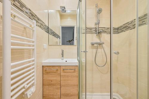 W łazience znajduje się prysznic i umywalka. w obiekcie L'Edificio - Paris Disney - 5 chambres - 12p w mieście Champs-Sur-Marne