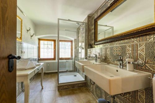 Baño con 2 lavabos y espejo en Hofgut Bärenschlössle 1 en Freudenstadt