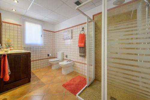 een badkamer met een toilet, een wastafel en een douche bij Villa Marissa - Ibiza in Sant Francesc de s'Estany